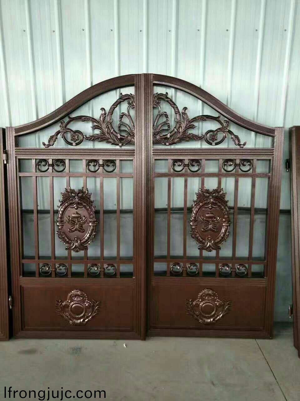 鋁(lv)藝(yi)大(da)門