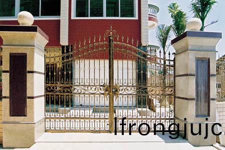  鐵藝(yi)大門製作