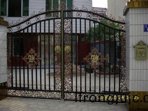  鐵藝大(da)門産品