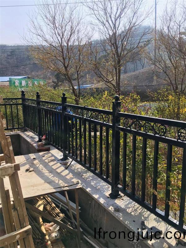 鐵藝欄桿(gan)製(zhi)作(zuo)